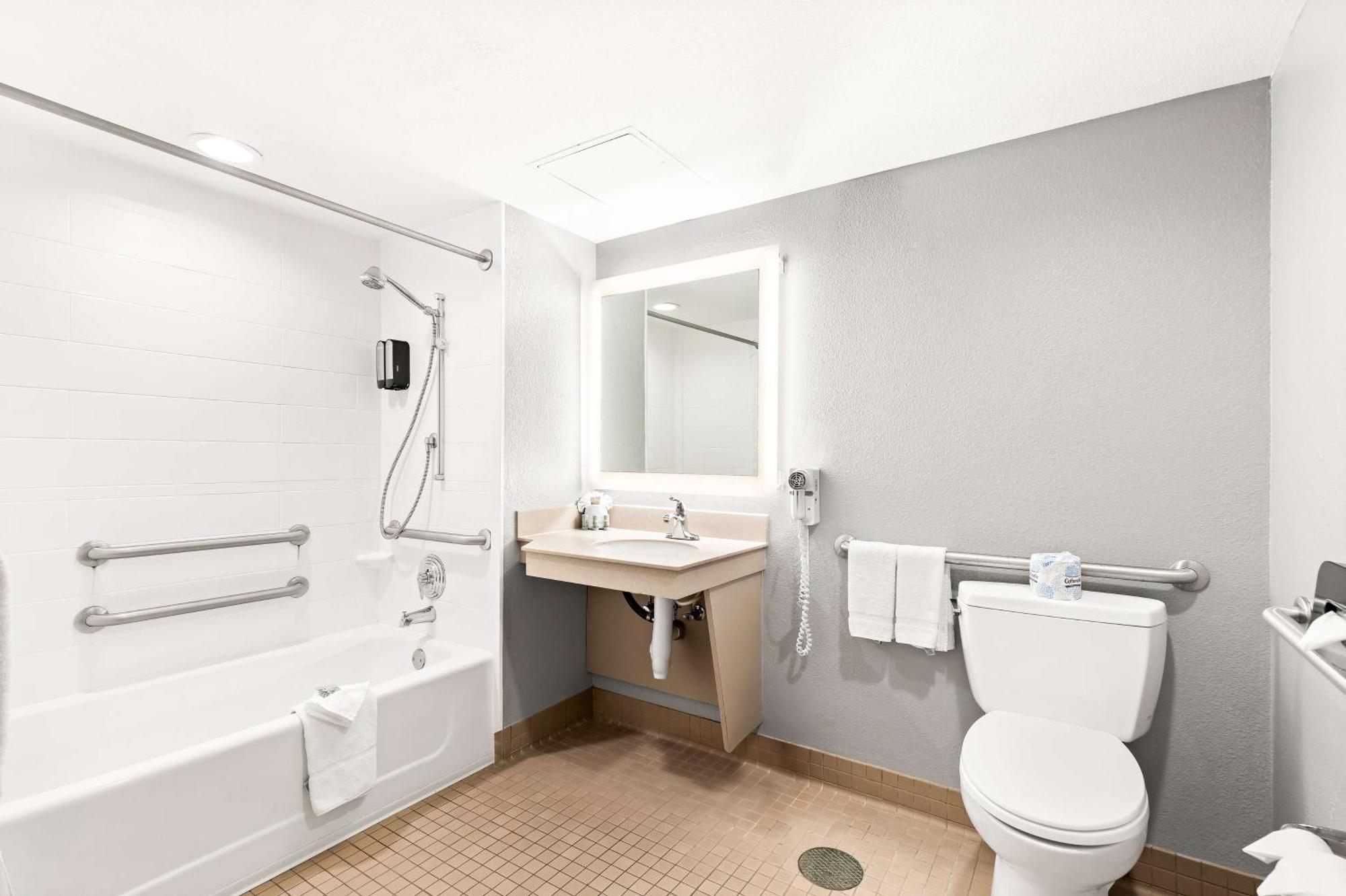 Hotel Western Yacht Harbor 3*
